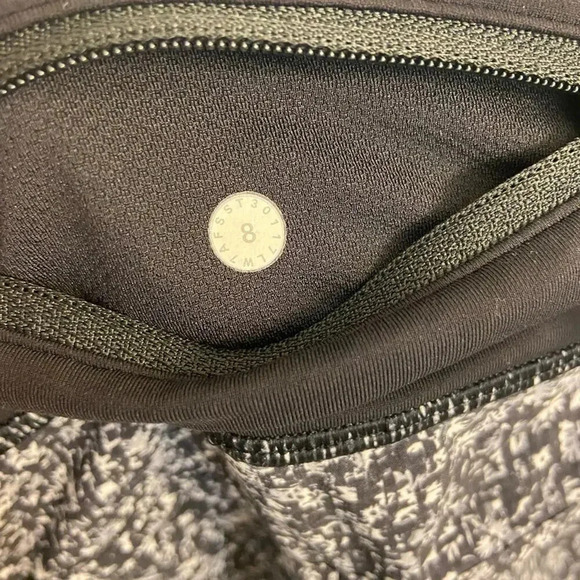 Lululemon Speed Shorts Black & White Daisy Dust size 8 - Picture 6 of 6